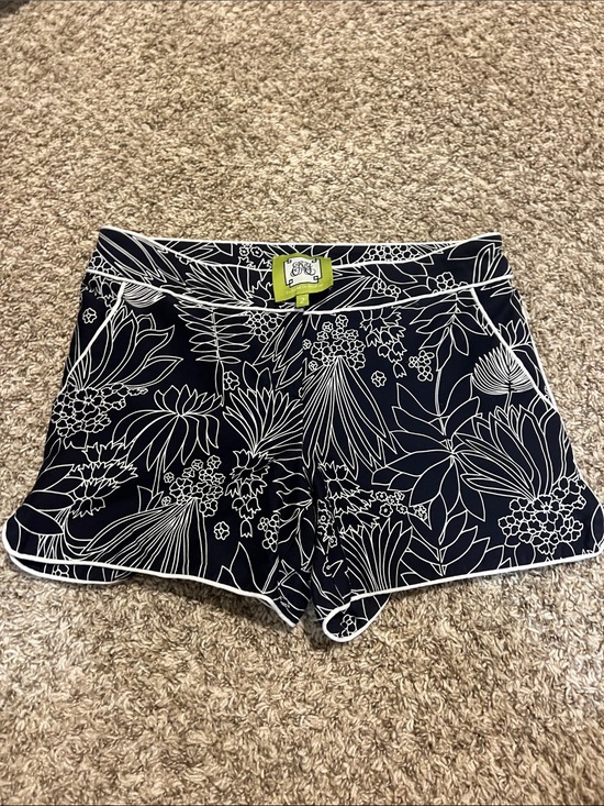 Elizabeth McKay Pants - EUC! Luxury Elizabeth McKay Navy Resort Floral Print Shorts - Size 2